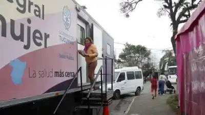 Un tráiler con estudios clave llegó a El Chañar y las vecinas ya se acercan: ¿qué ofrecen?