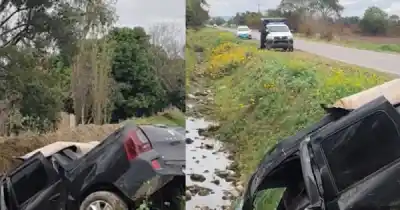 Perdió el control y volcó: así quedó la camioneta que cayó en un canal en Alto Verde