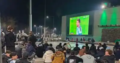 Se acabó la fiesta: por disturbios durante Argentina-Argelia, sacaron la pantalla gigante en San Martín