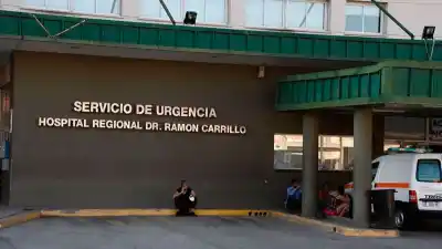 Chocaron dos motos en una transitada esquina: una mujer terminó internada