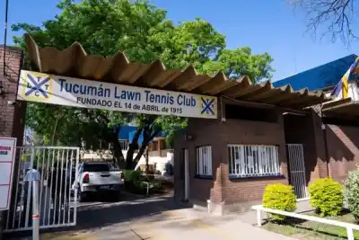 Se metió al Lawn Tennis rompiendo el alambrado para llevarse seis sillas y terminó preso