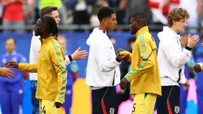 El gesto que conmocionó al Mundial: un jugador inglés se negó a dar la mano a su rival acusado de violación