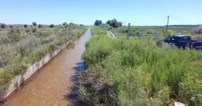 Trágico vuelco en San Rafael: un conductor murió al caer a un canal de riego