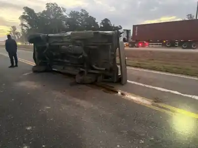 Volcó una camioneta en la Ruta 5 y los dos ocupantes murieron en el acto
