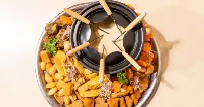 El plato que conquista Rosario en invierno: bagna cauda libre y nuevas sorpresas en Olgasana Bodegón