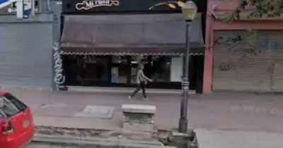 Destrozaron el frente de una panadería en pleno centro y el botín fue insólito