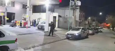 Desesperados por cargar GNC: duermen en las filas y pierden hasta 7 horas de trabajo por día en La Plata