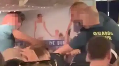 Escándalo en pleno vuelo: se peleó con su pareja y quiso atacar a la policía al aterrizar