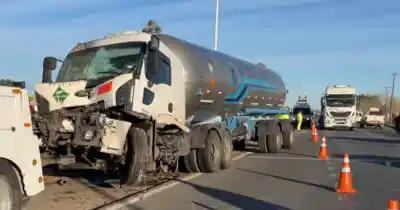 Un camión quedó destruido y el tránsito estuvo ocho horas cortado en la A012