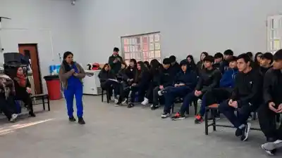 Estudiantes del Santiago Apóstol participaron de un taller que busca frenar el bullying en las aulas