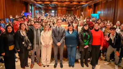 El emotivo encuentro de 147 estudiantes del interior con el jefe de Gabinete que nadie esperaba