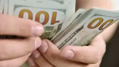 El dólar oficial toca los $1495 y está a punto de romper la barrera de los $1500