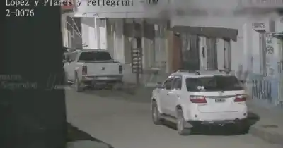 Se llevaba los focos de un local en plena madrugada, pero las cámaras lo delataron