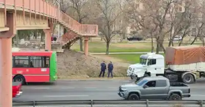 Impactante choque entre un micro y un camión frente al Mendoza Shopping: el tránsito colapsó