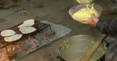 En plena ola de frío, una familia de Ludueña cocina para los que menos tienen: “Si tenés un pan, compartilo”