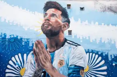 En el cumpleaños de Messi, un mural gigante apareció en San Miguel de Tucumán y esconde un pedido