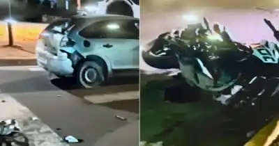 Impactante choque en pleno centro de Salta: una mujer en moto terminó contra un auto