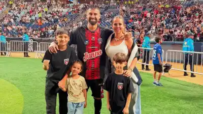 Un futbolista argentino busca desesperadamente a su esposa y sus hijos tras el colapso de su edificio en Venezuela