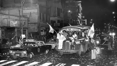 La copa llegó en un camión blindado y la gente cambiaba autos por entradas: los secretos del festejo del Mundial 78