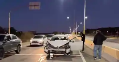 Chocaron en el Corredor del Oeste y uno de los autos quedó destrozado en plena autopista