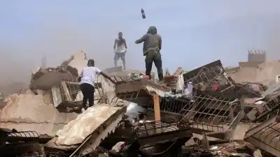 Salió a caminar 10 minutos antes de los terremotos y vio cómo su edificio se derrumbaba