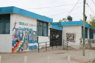 Un puñetazo en la nariz y una cabeza contra la puerta: la brutal agresión que paralizó una escuela en Moreno