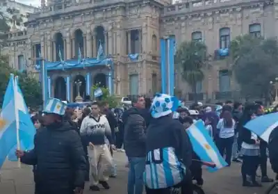 El sábado, la plaza Independencia tendrá vallas: ¿qué pasará con el partido de la Selección?