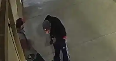 Lo detectaron por las cámaras: lo que escondía entre su ropa terminó con su libertad