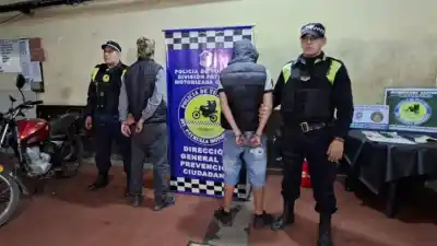 Huyeron al ver a la policía y terminaron detenidos con cocaína en la moto