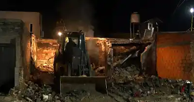 Zona oeste: el incendio intencional que obligó a usar una retroexcavadora para enfriar la casa
