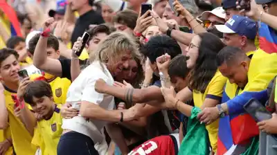 El abrazo que paralizó al Mundial: Beccacece se fundió con su esposa tras el batacazo de Ecuador ante Alemania