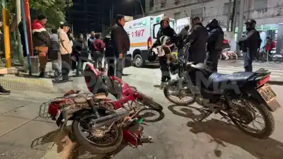 Chocó en moto contra un auto que cruzó en rojo y terminó internada de urgencia