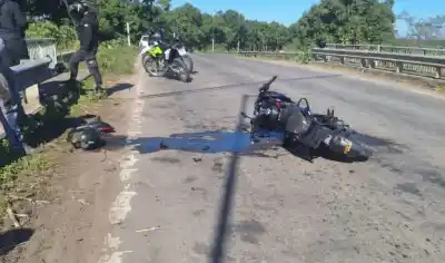 Perdió el control de su moto en un puente de Banda del Río Salí y terminó internado con graves lesiones