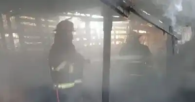 Saltaron al techo para salvar a dos niños y una mujer de un incendio en Villa Lavalle