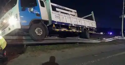 Iban a reparar una luminaria y un camión los embistió por detrás: el vehículo municipal quedó encima del guardarrail