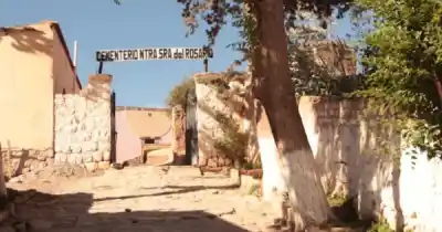 Robaron más de 20 placas de bronce del cementerio de Tilcara y las familias estallaron de bronca