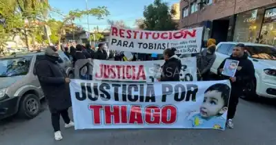 Con carteles y aplausos, marchan por Thiago frente a Primera Infancia: exigen respuestas