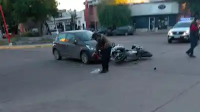 Impacto en pleno centro: auto y moto chocaron en una transitada esquina