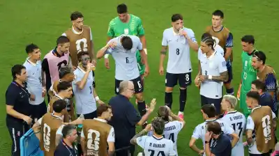 Estalló la interna en Uruguay: jugadores le plantaron cara a Bielsa a horas del partido decisivo contra España