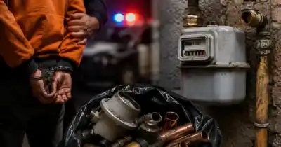 Lo vieron silbar y alertó a la policía: cayó con una bolsa llena de medidores de gas robados