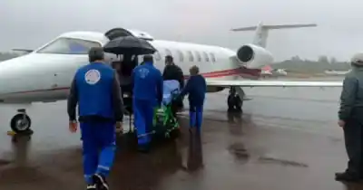 En plena noche, un avión sanitario despegó con un destino que nadie esperaba