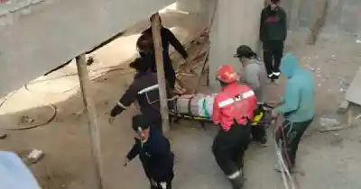 Cayó de una obra y terminó en el techo del vecino: el dramático rescate en Godoy Cruz