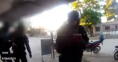 Treparon una tapia y se metieron en una casa para escapar, pero la policía los atrapó igual