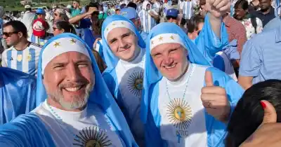 Visten hábitos y siguen a la Selección: la historia detrás de las “monjas mundialistas” que enamoran en EE.UU.