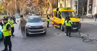 Un Citroën C3 Aircross lo embistió en pleno centro: el ciclista terminó en el hospital