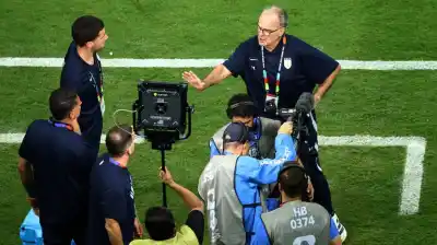 El tenso cruce de Bielsa con un periodista tras la eliminación de Uruguay: “Dale, de una vez”