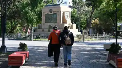 Sábado sin lluvias en Santiago: la temperatura trepa hasta los 20°C