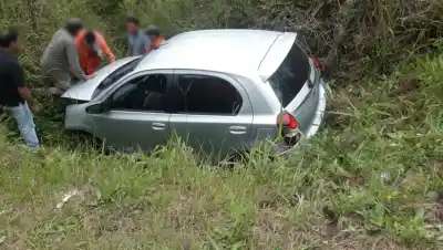 Susto en la Ruta 307: Auto se despista y cae a una zanja