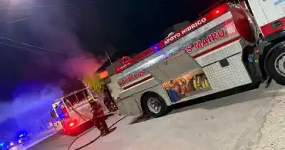 Las brasas de un asado que no se apagaron: el incendio que arrasó una casa en Maipú