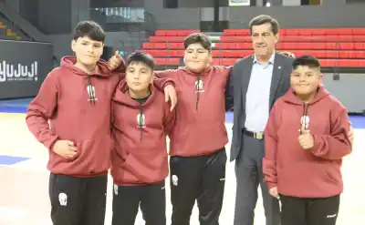 El gesto de Sadir con los pibes del básquet que va a Tucumán